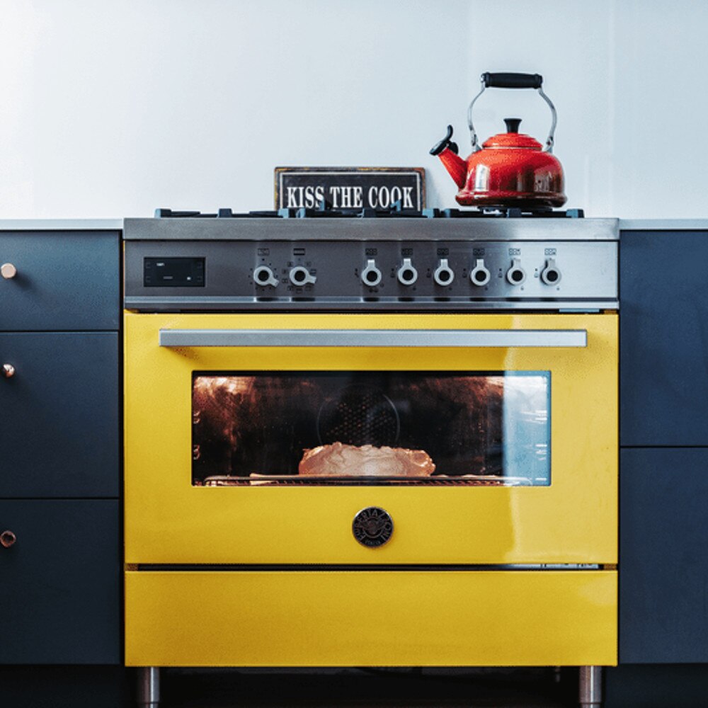 Aragaz cu plita pe gaz Bertazzoni, colectie Professional, 90 cm, 6 arzatoare, cuptor electric, capacitate 103 litri, 11 moduri de gatire, temperatura reglabila, termometru cu sonda integrat, panou de control tactil, usa cu inchidere soft-close, galben