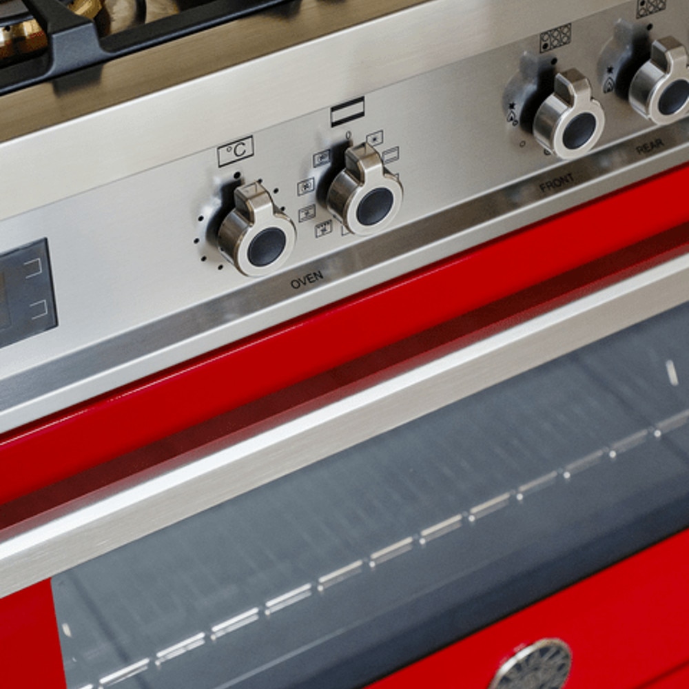 Aragaz cu plita pe gaz Bertazzoni, colectie Professional, 90 cm, 6 arzatoare, cuptor electric, capacitate 103 litri, 11 moduri de gatire, temperatura reglabila, termometru cu sonda integrat, panou de control tactil, usa cu inchidere soft-close, rosu