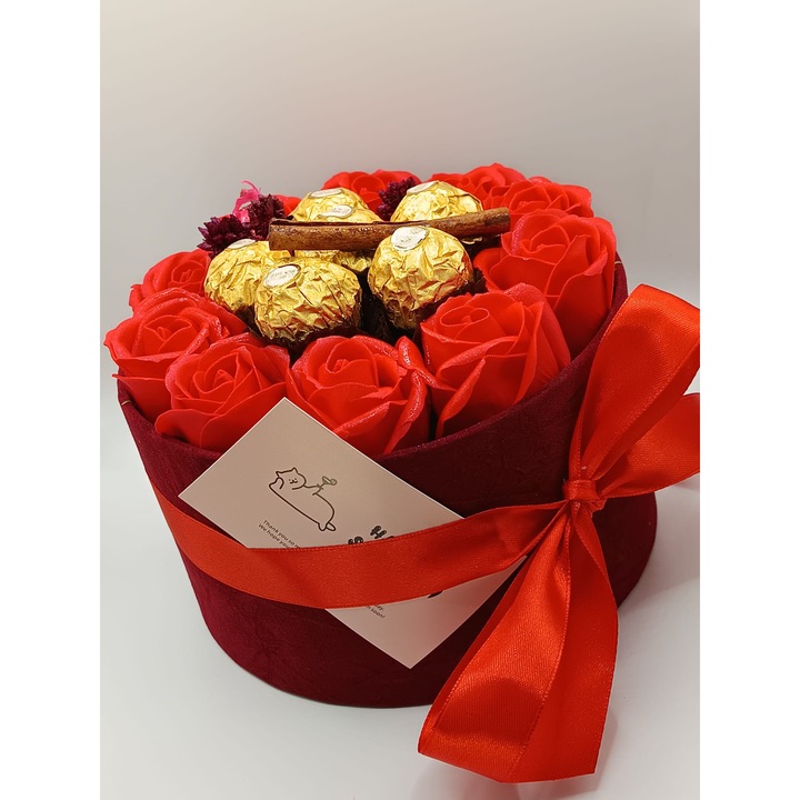 Cutie cu trandafiri si Ferrero