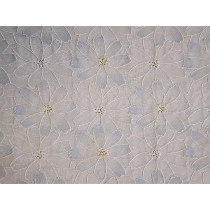 Fata de masa din PVC, alb-albastru deschis, model floral brodat, impermeabila, 100 x 137 cm