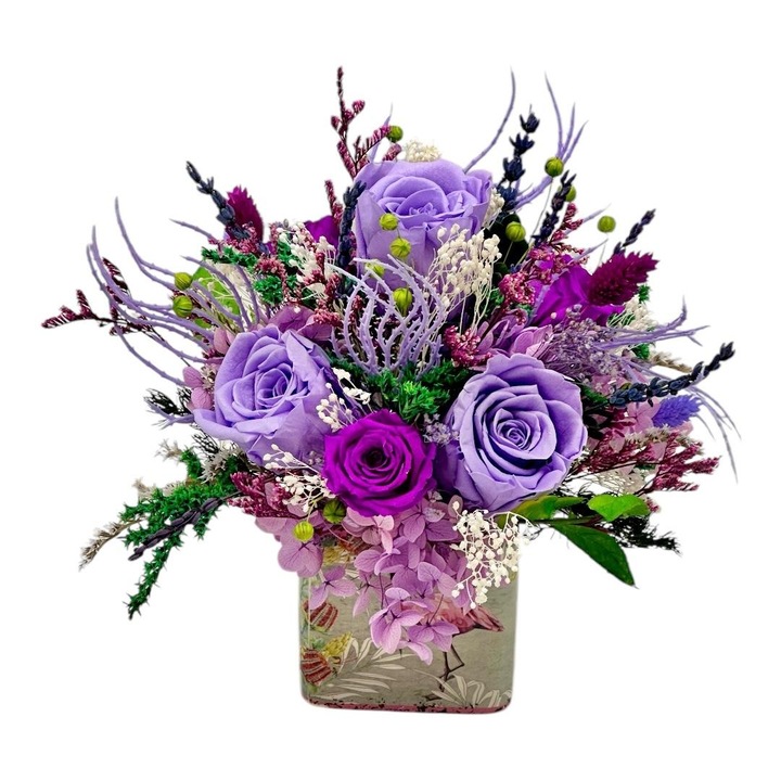 Aranjament floral mov, cu trandafiri criogenati, hortensii stabilizate si detalii atent lucrate – rafinament ce dureaza ani