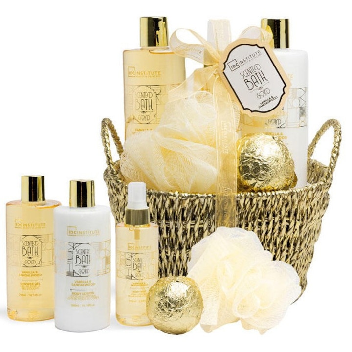 СПА подаръчен комплект за релаксация, IDC Institute, аромат на ванилия и сандалово дърво, комплект от 6 части включва 300мл гел, 300мл балсам, 100гр бомба за баня, 150мл спрей за тяло, гъба и декоративна кошница, грижа