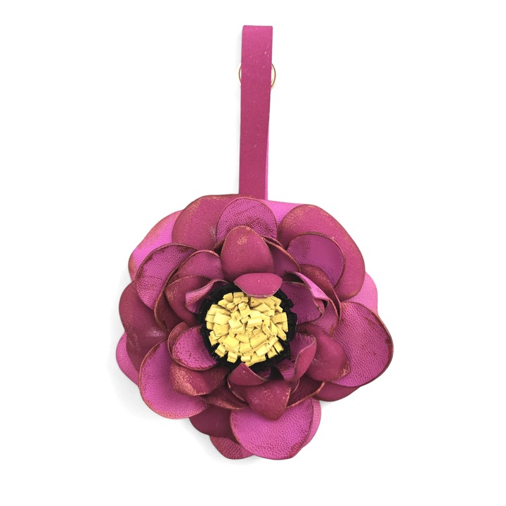 Breloc din piele naturala accesoriu feminin pentru geanta, floare Camelia delicata roz fucsia, diametru 10 cm
