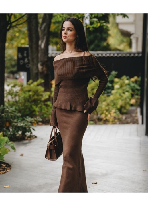 Compleu Tendeza maro din tricot, bluza cu umerii goi, fusta midi, One Size