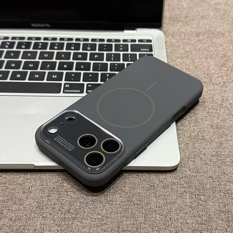 Husa pentru iPhone 17 Pro, Silicon Catifelat cu Interior din Microfibra, Compatibila cu MagSafe, Protectie Completa Camera, Gri