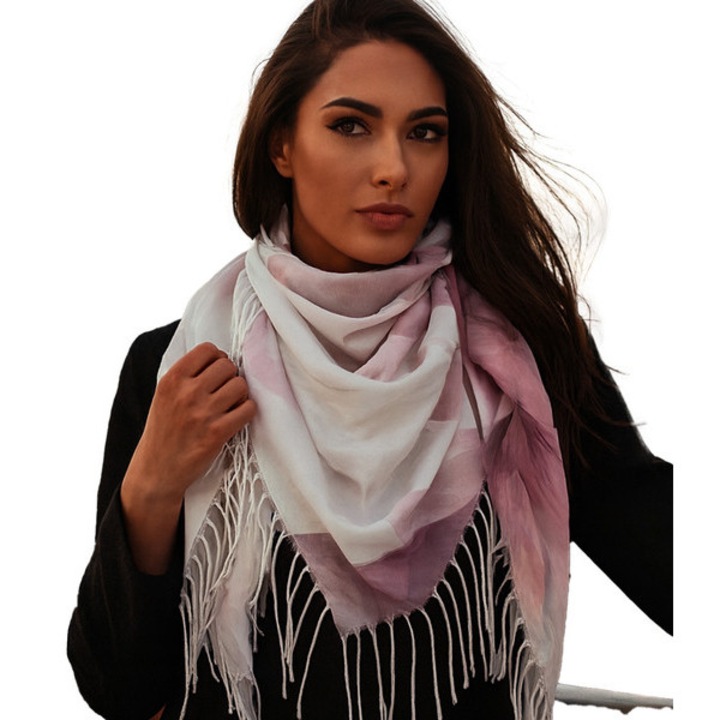 Esarfa dama roz 100x100 cm cu model floral acuarela si franjuri, 100% poliester moale, accesoriu versatil pentru toate anotimpurile – Agrafka unisize