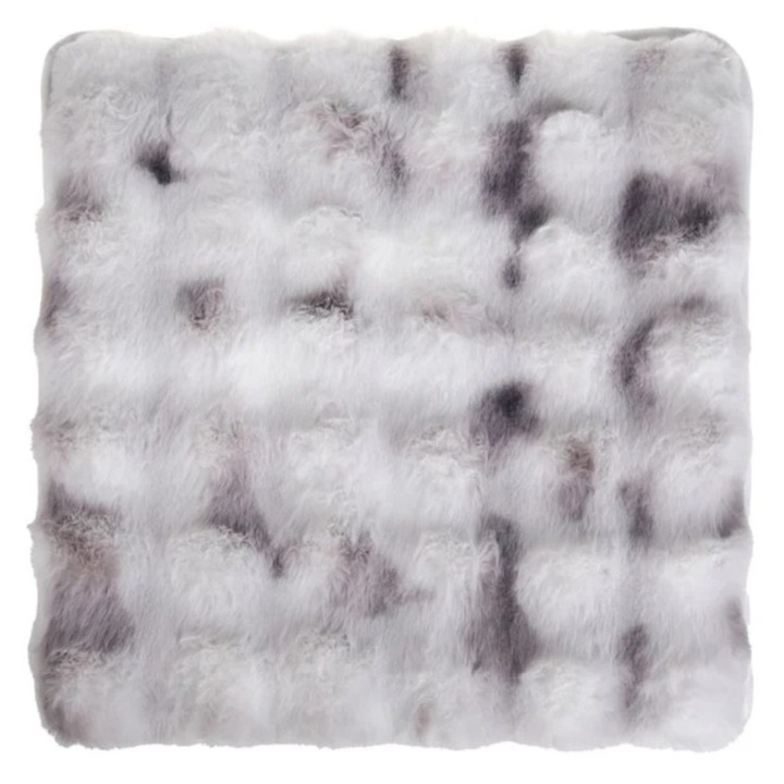 Perna scaun, decorativa, din blana artificiala, cu model reliefat, ecru/gri, 40x40cm