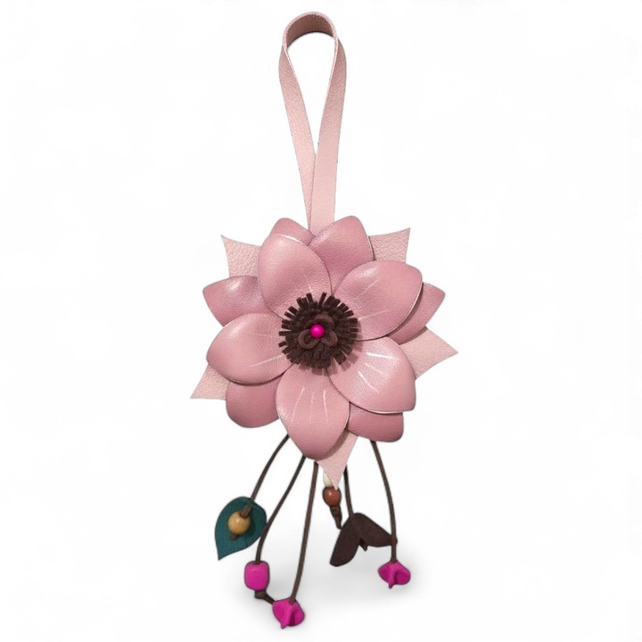 Breloc din piele naturala accesoriu feminin pentru geanta, AURA Blush, diametru floare 10 cm, accesoriu roz elegant pentru geanta si chei, Colectia AURA