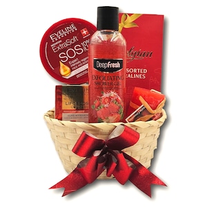 Cos Cadou Pentru Ea, CADOURI PREMIUM ®, model Deluxe Beauty, cu praline belgiene, o selectie speciala de cosmetice apreciate de doamne si lumanare decorativa asortata, ideal pentru Ziua Indragostitilor, 8 Martie si alte ocazii care celebreaza frumusetea