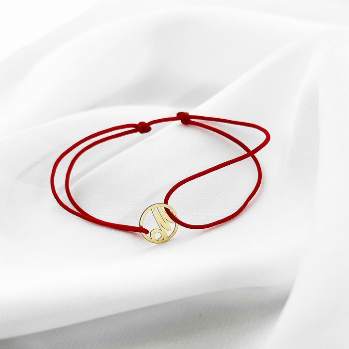 Bratara personalizata cu litera din aur 585 (14K), snur rosu reglabil, litera caligrafica la comanda, cadou unic