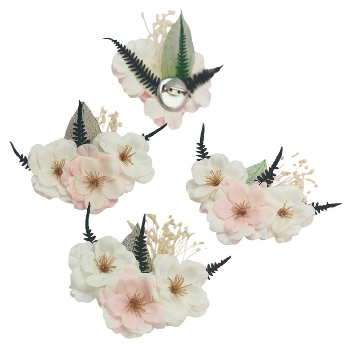 Cocardă decorativă cu floare de cireș din săpun și flori naturale, alb-roz, 7x7x2cm