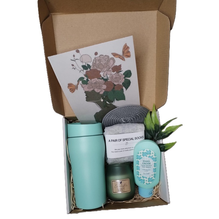Set cutie cadou relax&joy, cană termică verde mentă, șosete din bumbac, cremă de mâini 80ml, lumânare parfumata Eucalyptus Mint