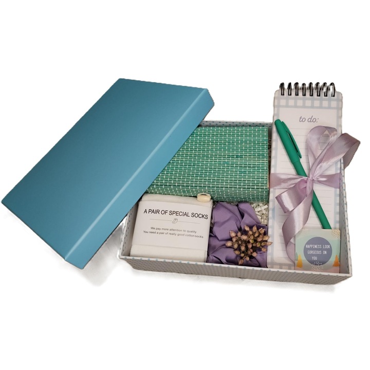 Cutie cadou – bulinuta albastra, sosete bumbac, elastic par, notebook spirala, pix, cutie depozitare