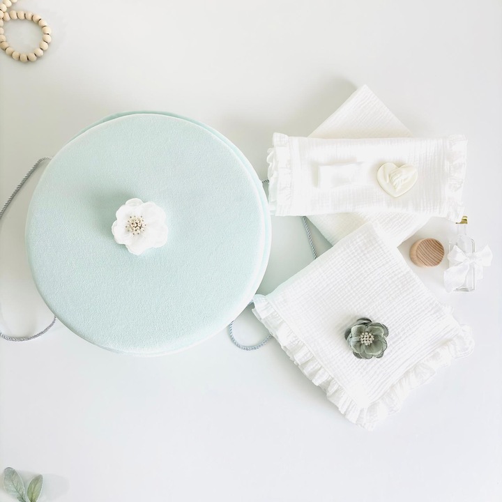 Trusou din Muselina Pentru Botez + Cutie Pentru Trusou cu Catifea verde deschis cu floare