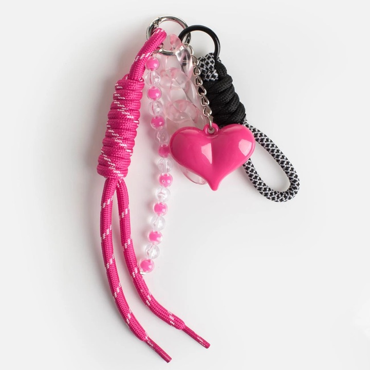 Rózsaszín szív charm kulcstartó 18cm, zsinórokkal és gyöngyökkel
