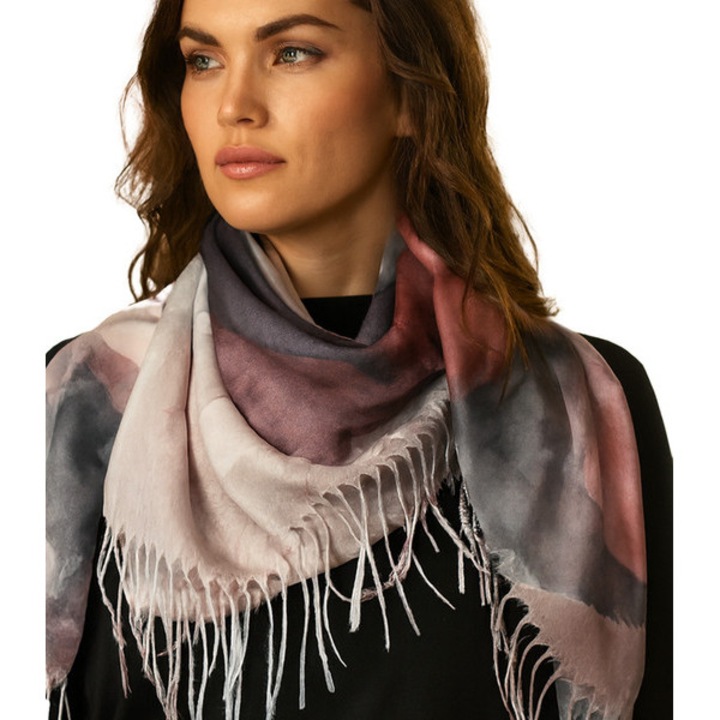 Chusta dama multicolora gri 100x100 cm cu imprimeu floral, eleganta, versatila, cu franjuri fine, din poliester 100%- Agrafka