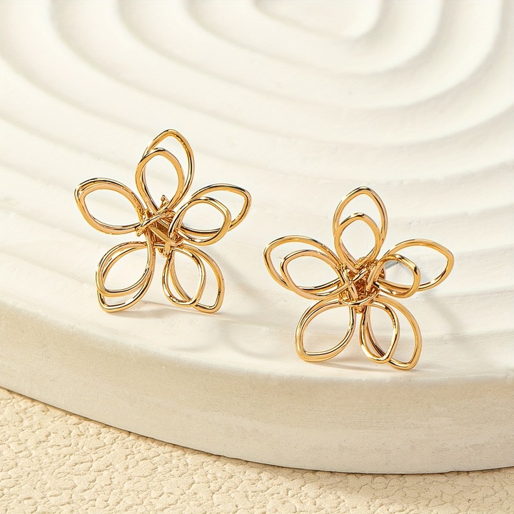 Cercei stud boho-elegant, placati cu aur galben 14k, design impletit floral, diametru 1.6cm