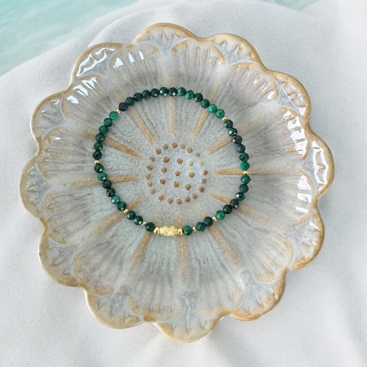 Bratara dama Linda din cristale de malachit natural si accesorii din argint placat cu aur