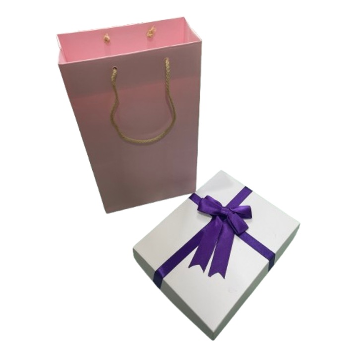 Set cadou cutie si punga - Nicas - cutie carton alb cu bentita mov 13x17.5x3 cm - punga cadou roz 14X25X6 cm - Tip RS + M