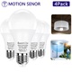 Bec cu senzor de miscare radar de 12 W, se aprinde automat la apus si se stinge la rasarit, soclu E26, echivalent cu un bec incandescent de 80 W, 800 lumeni, lumina alba rece de 6000 K, potrivit pentru verande, garaje, coridoare, scari, certificat UL, gar