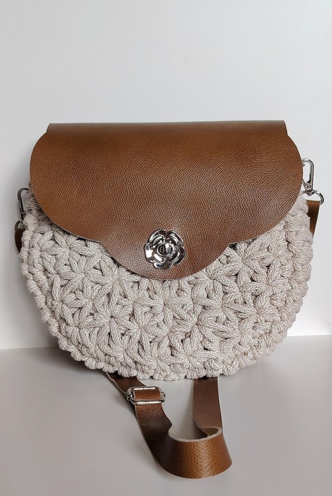 BLOSSOM - Kézzel készített táska 100% újrahasznosított pamut fonalból, világosbarna, 24x24cm, természetes bőr kiegészítőkkel