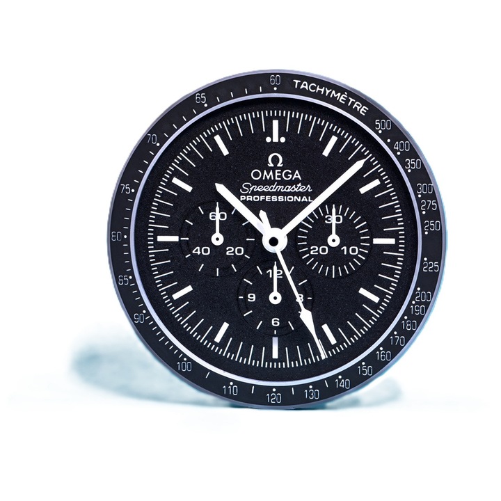 Ceas de perete decorativ inspirat din modelul Omega Speedmaster Professtional cod 145022, mecanism quartz liniar (silent sweep) Ø 26cm