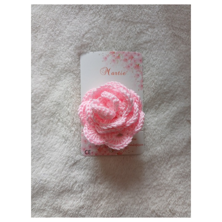 Brosă trandafir roz deschis, croșetată manual, unică, elegantă