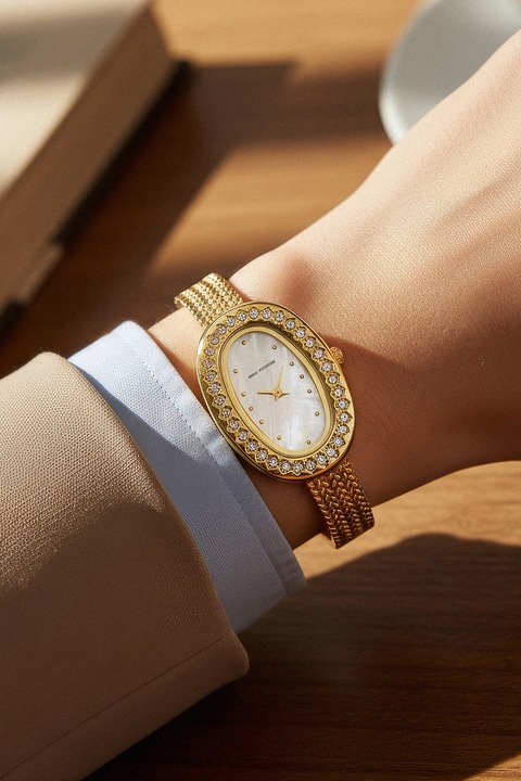 Emily Westwood, Kristályokkal díszített karóra, Aranyszín
