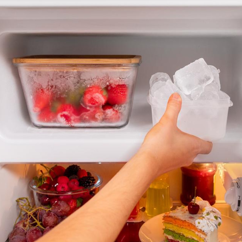 Mini frigider Retro Cecotec, Bolero CoolMarket Mini, 110 litri, termostat reglabil, compartiment congelare Ice Box, 2 rafturi sticla, sertar fructe/legume, 3 compartimente usa, zgomot redus, dezghetare manuala, detalii rose gold, potrivit ruolte, negru
