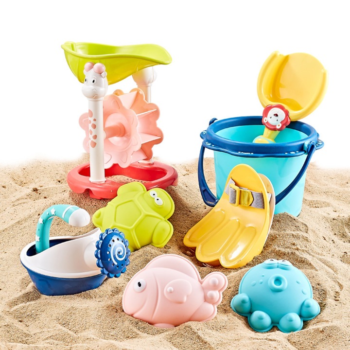 GOPO TOYS Set Jucarii de Plaja pentru Copii, Galetusa cu Capac si Accesorii pentru Nisip, Moara de Apa Design Girafa, Lopatica si Stropitoare, Forme Marine Multicolore, 3 Ani+