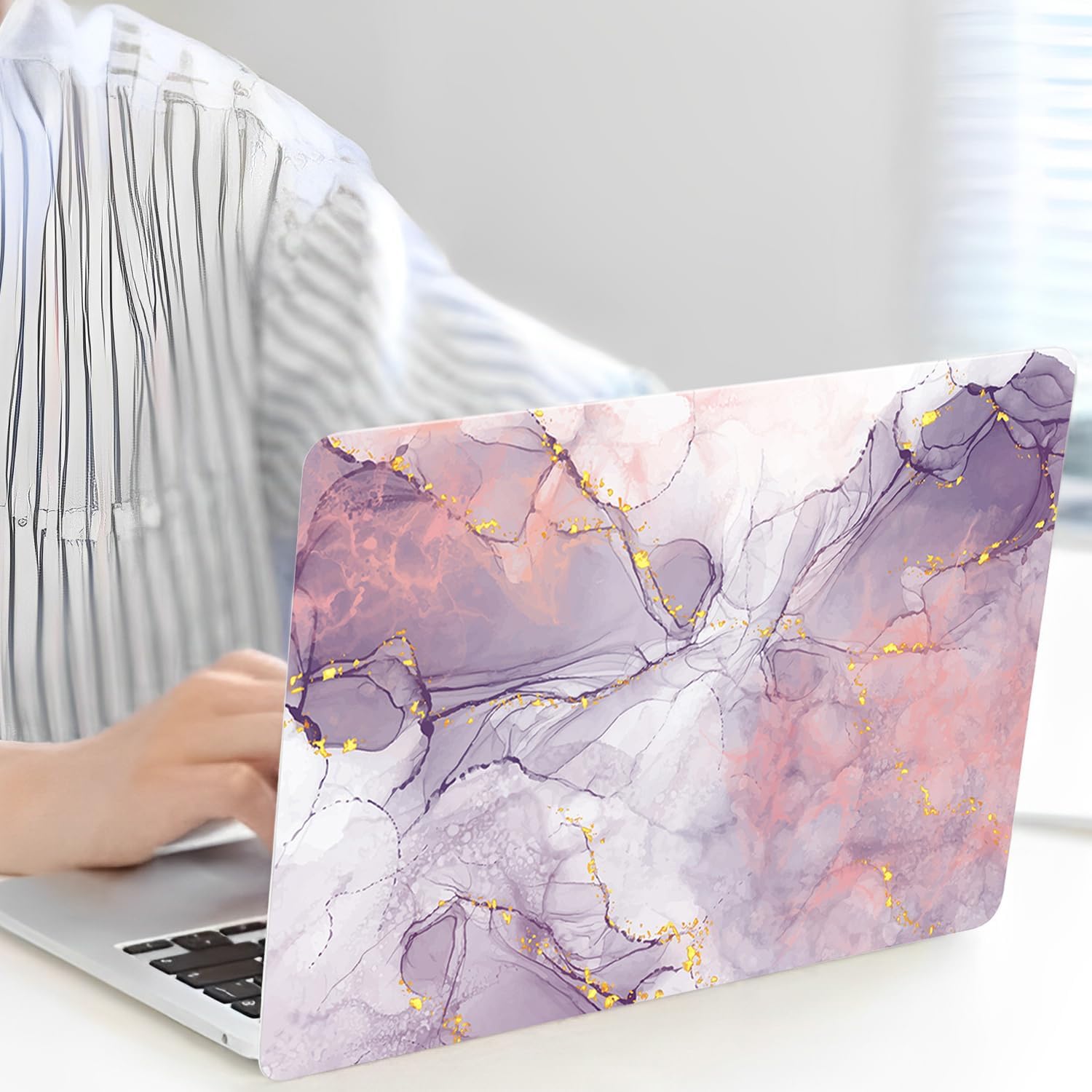 Carcasa Protectie Plastic Dur HLAAJJX pentru MacBook Pro 13", Mov Marmorat, 31.75x22.1x2.28cm