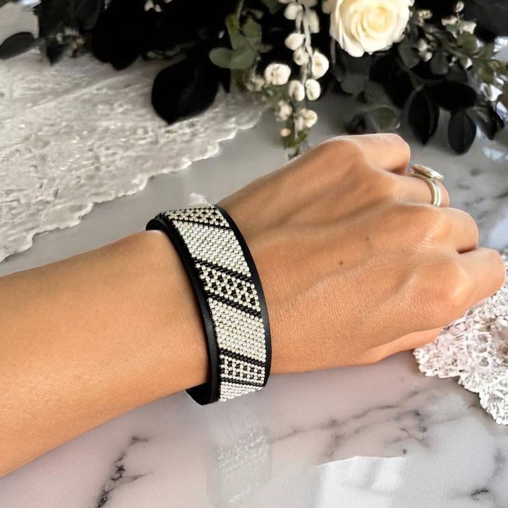 Bratara rigida Lira, Ezera, negru-argintiu, 18 cm, margele Miyuki pe suport de piele