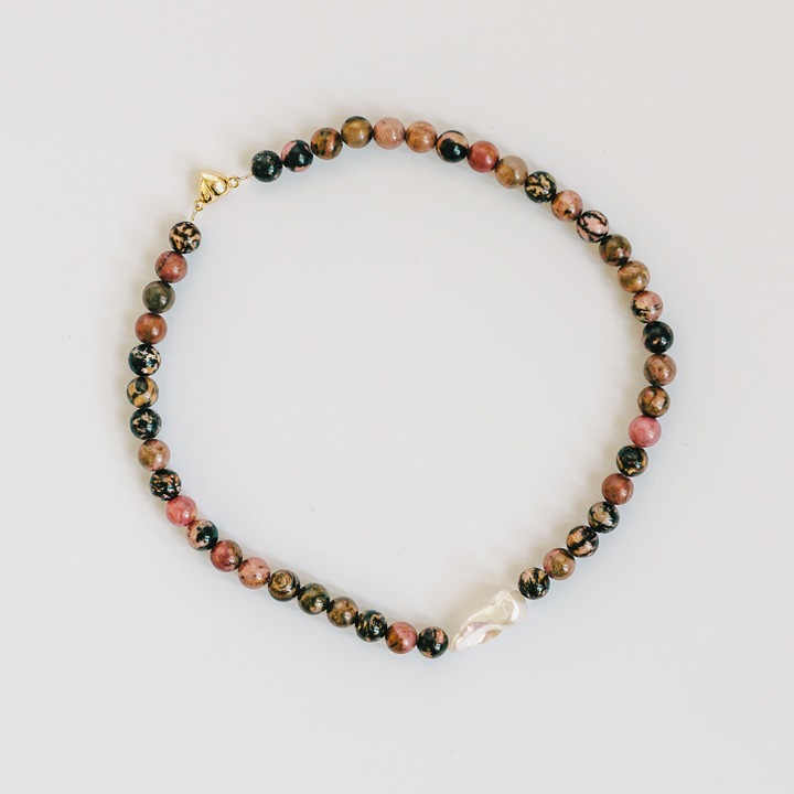 Colier Rain Jewelry din pietre semipretioase Rodonit si perla de cultura baroc, cupru, multicolor, handmade