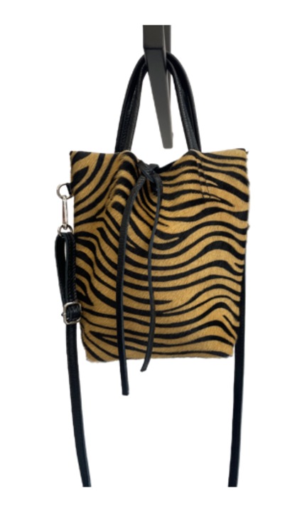 Geanta de dama tip tote cu imprimeu animalier zebra, confectionata din piele naturala si par de ponei. Modelul are forma de tote si se inchide cu snur in partea superioara. Dispune de doua manere scurte si o curea de umar lunga, detasabila