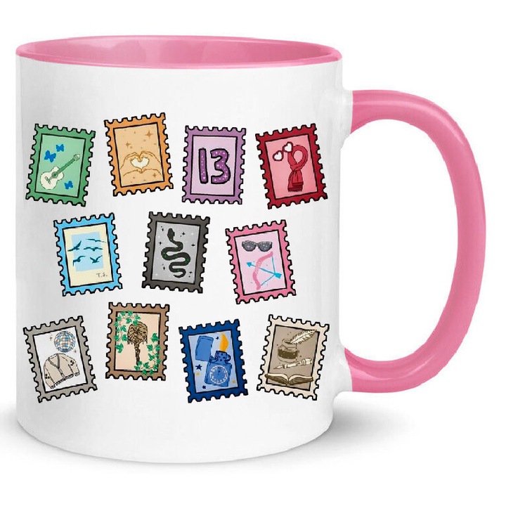 Taylor Swift Stamps Cana Premium Ceramica 330ml Nr.19 – Alb Roz, Finisaj Lucios, Se Poate Spala in Masina de Spalat Vase, Imprimare Sublimatie de Inalta Calitate, Cadou Exclusiv pentru Fani