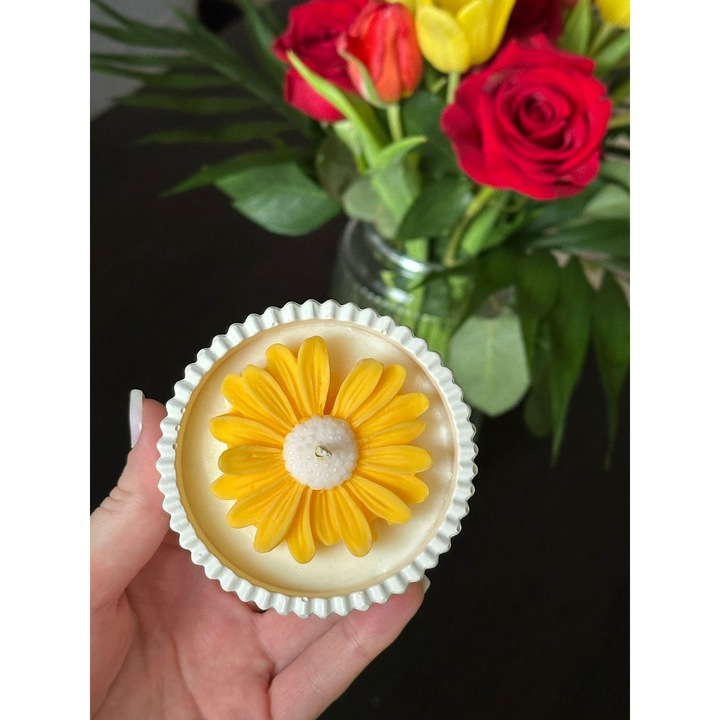 Lumanare parfumata din soia, Yellow Ceramic Touch, CandlyON, handmade, Vanilie, Mango, Lalele, ceara naturala, ardere 20 h, 90 g