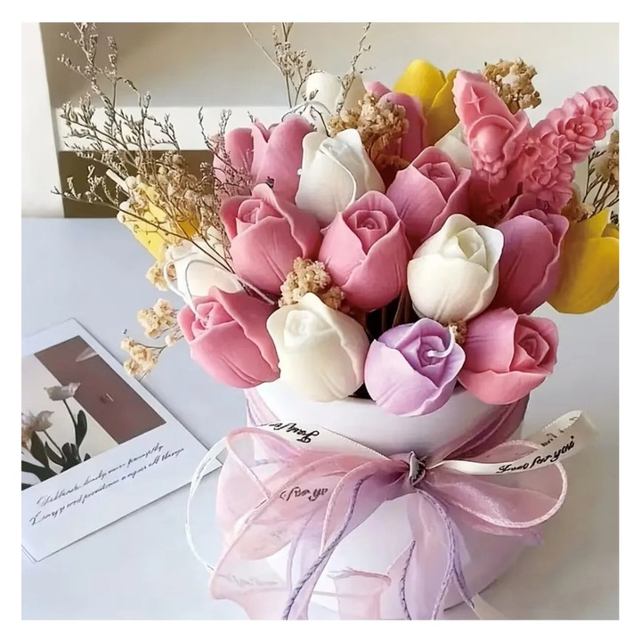 Aranjament floral victiny, 17 lalele din ceară de soia parfumate, flori naturale uscate, cutie