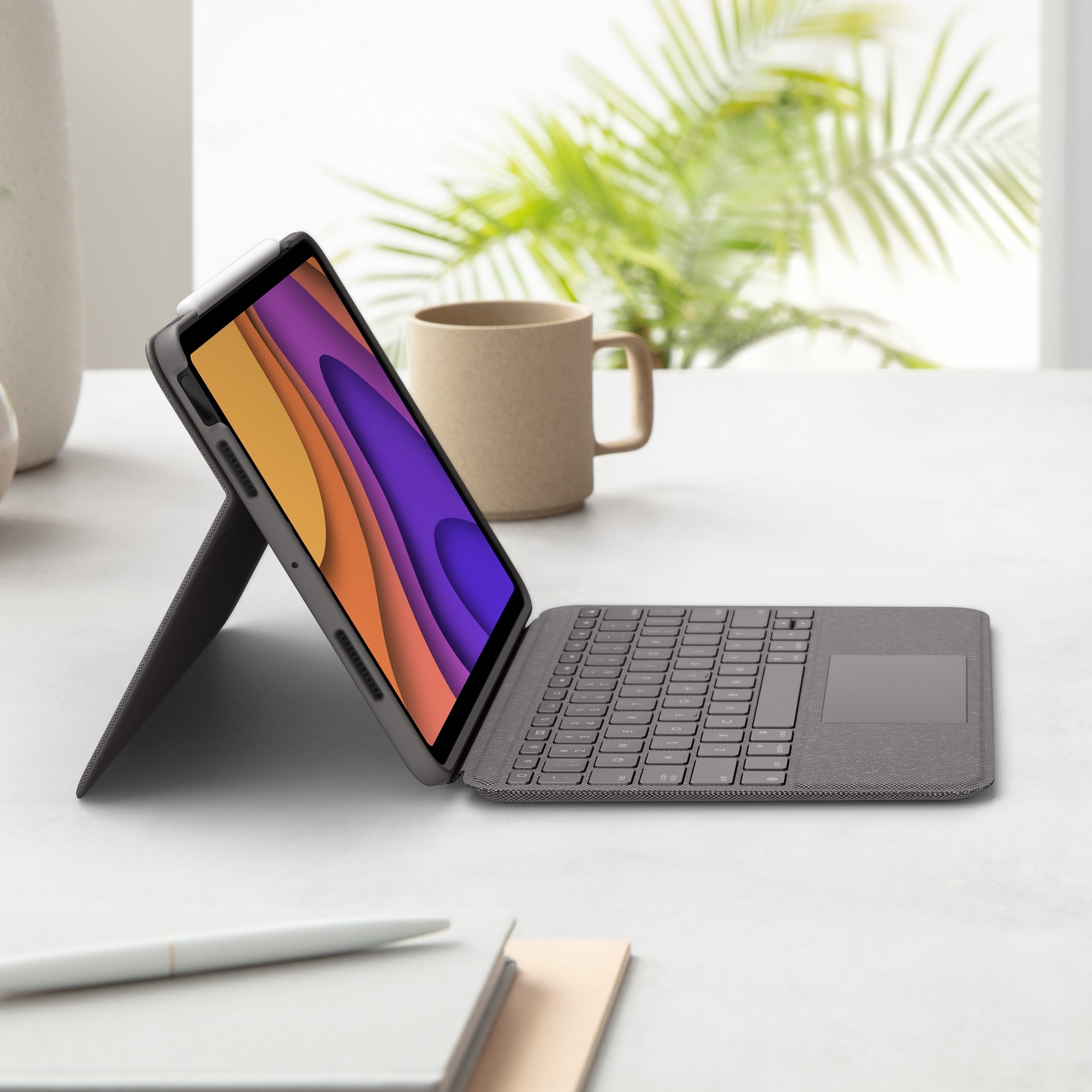 Husa cu tastatura Logitech Folio Touch, pentru iPad Air, trackpad, gri
