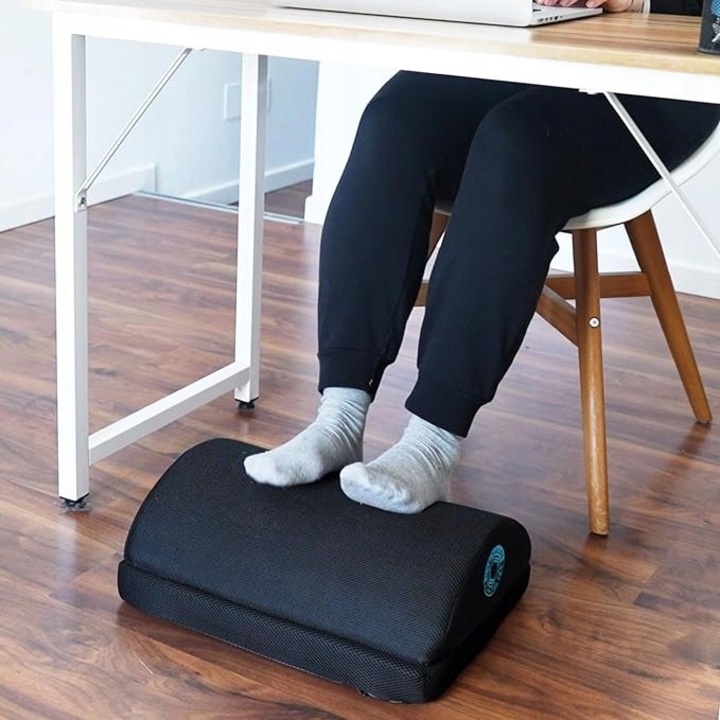 Ergonomikus, állítható, csúszásmentes asztali lábtartó, 42,5x30x15,5cm, többszínű