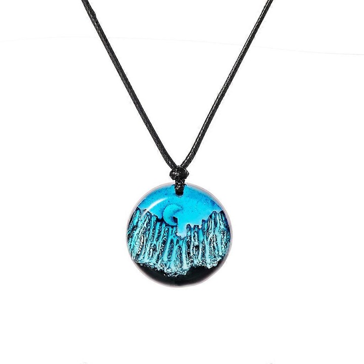 Colier unisex cu pandantiv rotund din rasina artizanala, peisaj micro, munte de zapada si luna