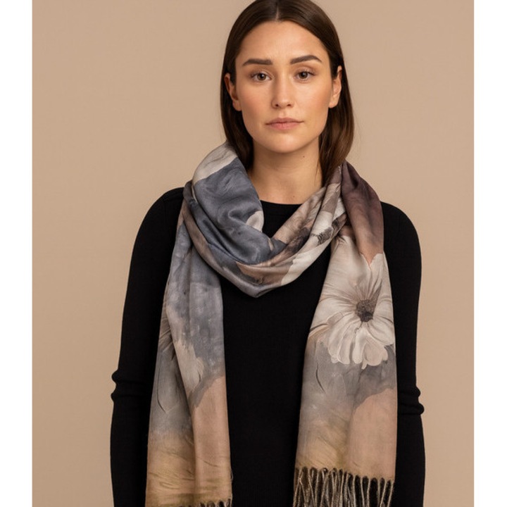 Sal dama gri 180x70 cm, 100% vascoza, model floral elegant, franjuri decorative, ideal pentru toamna si iarna – Agrafka unisize