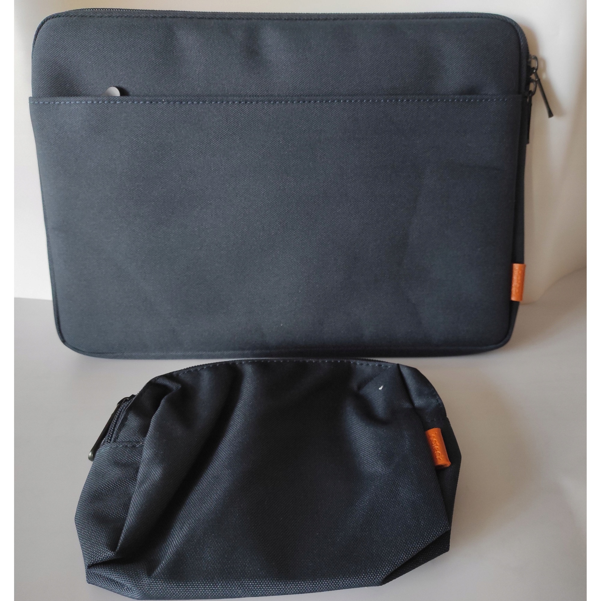 Geanta laptop Inateck 13,3", material rezistent la apa, interior moale, dimensiuni 30,5x21,5x2cm, set cu tocul pentru accesorii