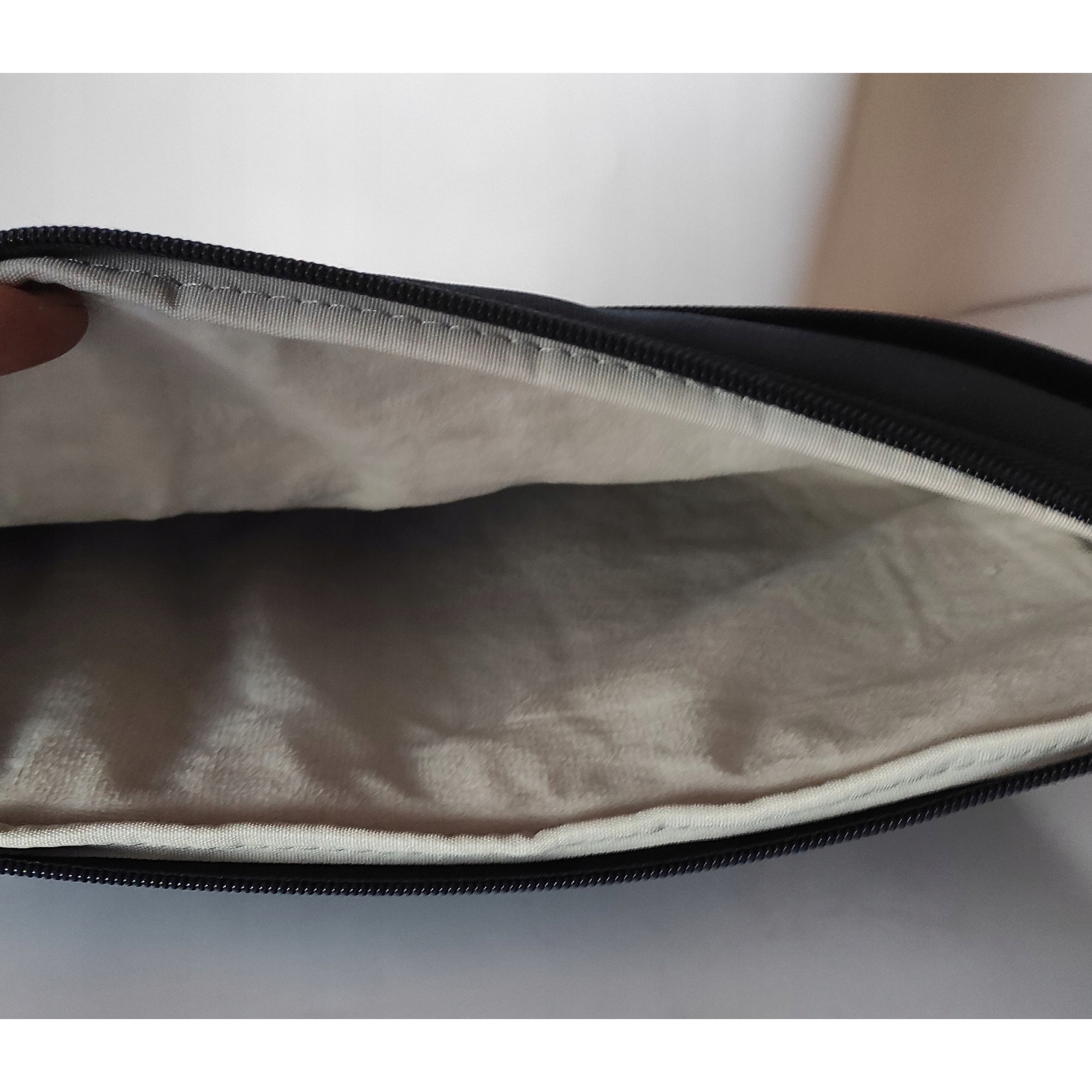 Geanta laptop Inateck 13,3", material rezistent la apa, interior moale, dimensiuni 30,5x21,5x2cm, set cu tocul pentru accesorii