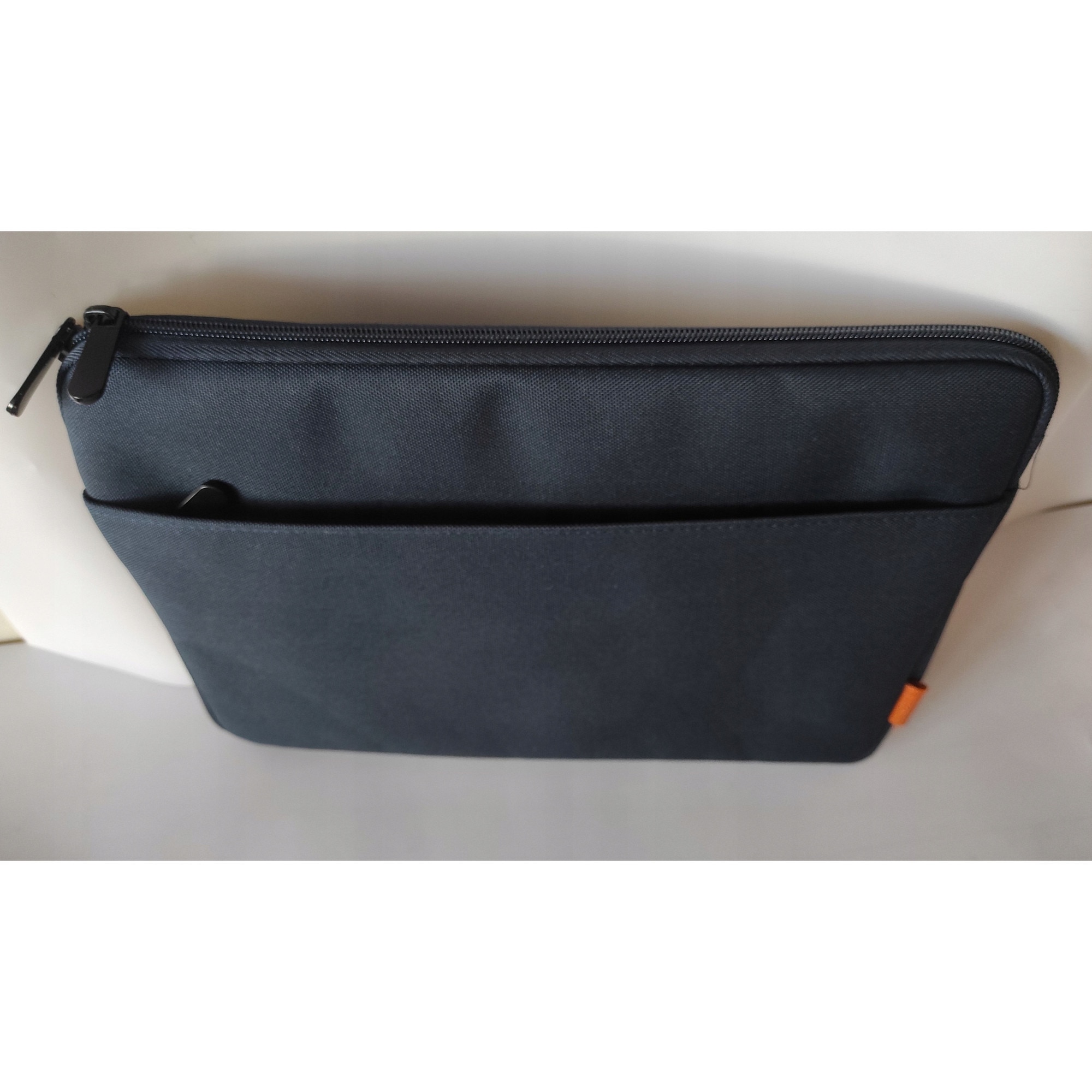 Geanta laptop Inateck 13,3", material rezistent la apa, interior moale, dimensiuni 30,5x21,5x2cm, set cu tocul pentru accesorii