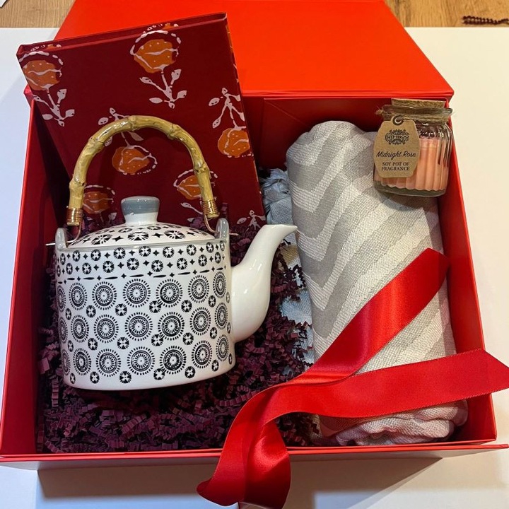 Set Cadou Femei DeLuxe 5 Piese: Prosop Bumbac 100%, Ceainic Ceramic cu Bambus, Agenda Bumbac, Lumanare Aromă Trandafir, Cutie Cadou Elegantă