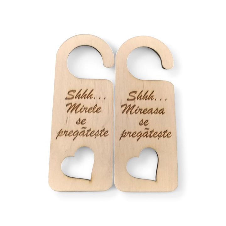 Set 2 Plăcuțe Ușă Nuntă, Tinna, Mirele se Pregătește/Mireasa se Pregătește, Lemn, 17x6.5cm