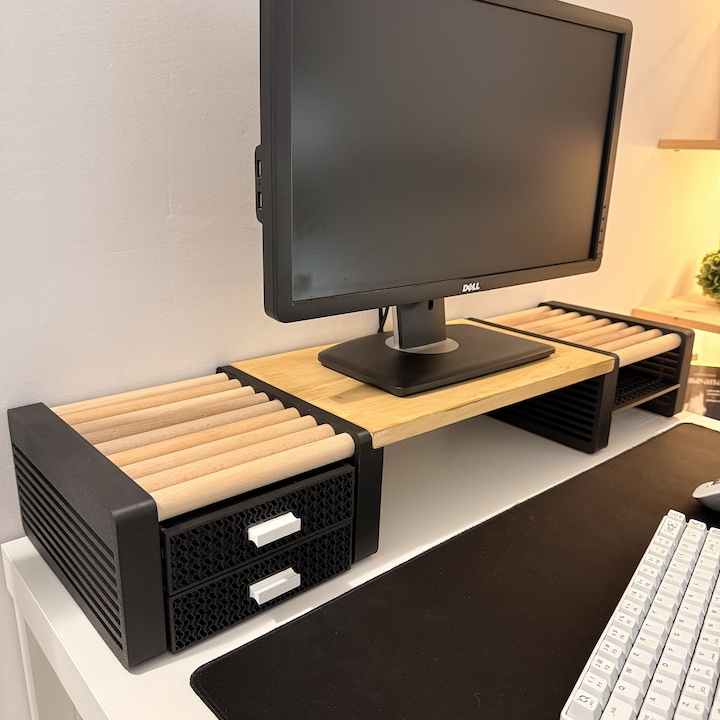 Monitortartó 2 fiókkal és kiegészítő polccal, 84 x 25 x 13 cm, 3D nyomtatott PLA (bioplasztik) lábak, fekete, természetes fa panel