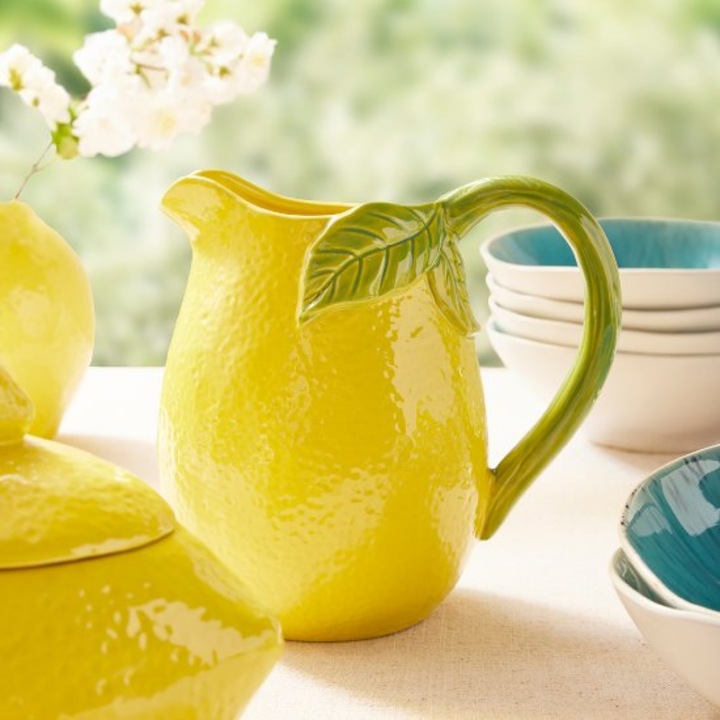 Carafa ceramica in forma de lamaie, design decorativ