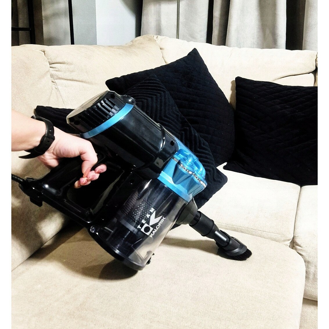 Aspirator vertical 2 in 1 Kalorik HVC1002, 600W, filtru HEPA, fără sac, 0.8L, 2kg, roșu
