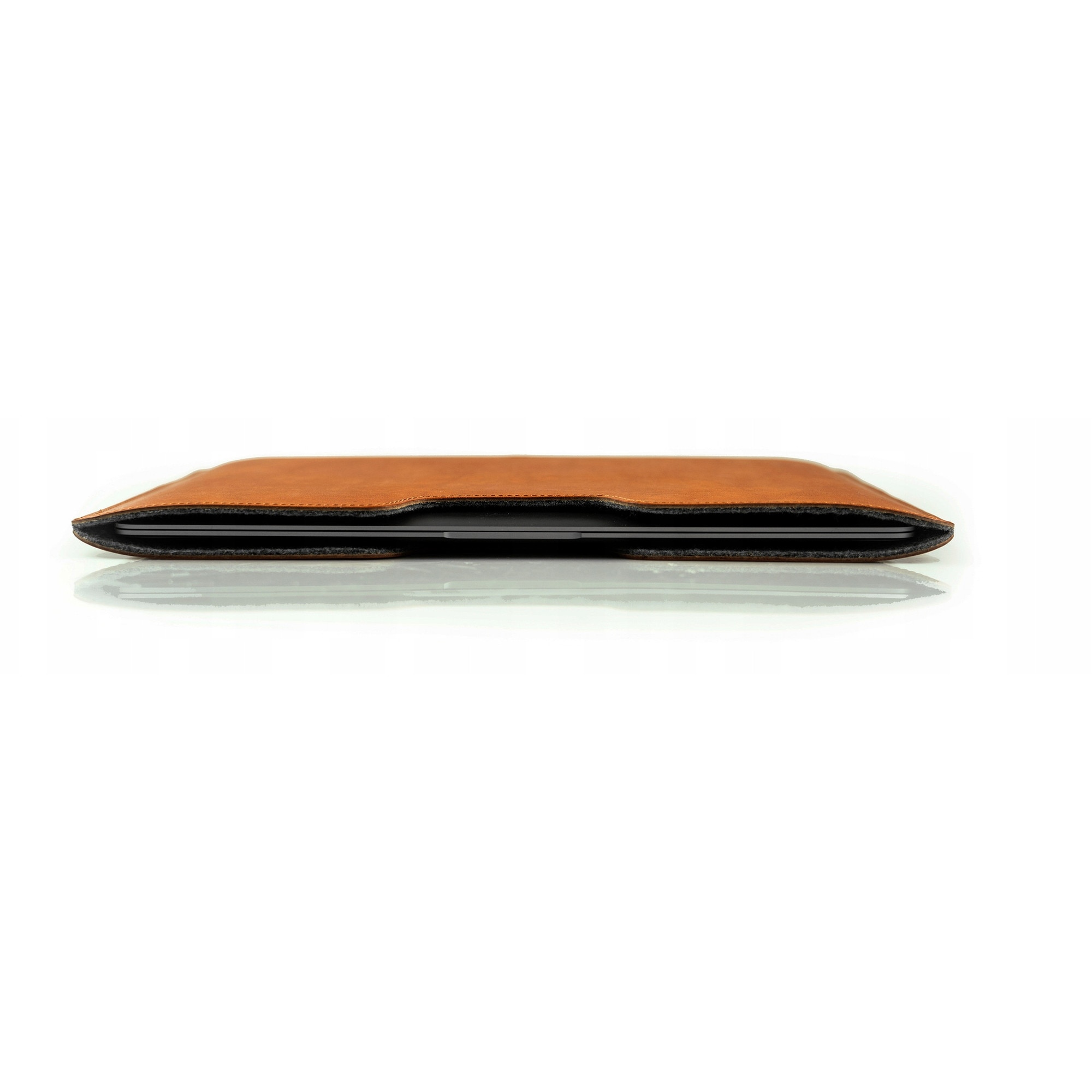 Etui laptop Baltan din piele naturala pentru MacBook Air 13 M3, culoare maro, design minimalist, protectie avansata